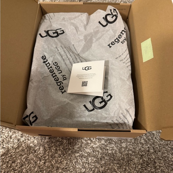 NIB Ugg Classic Mini Regenerate - Picture 6 of 6
